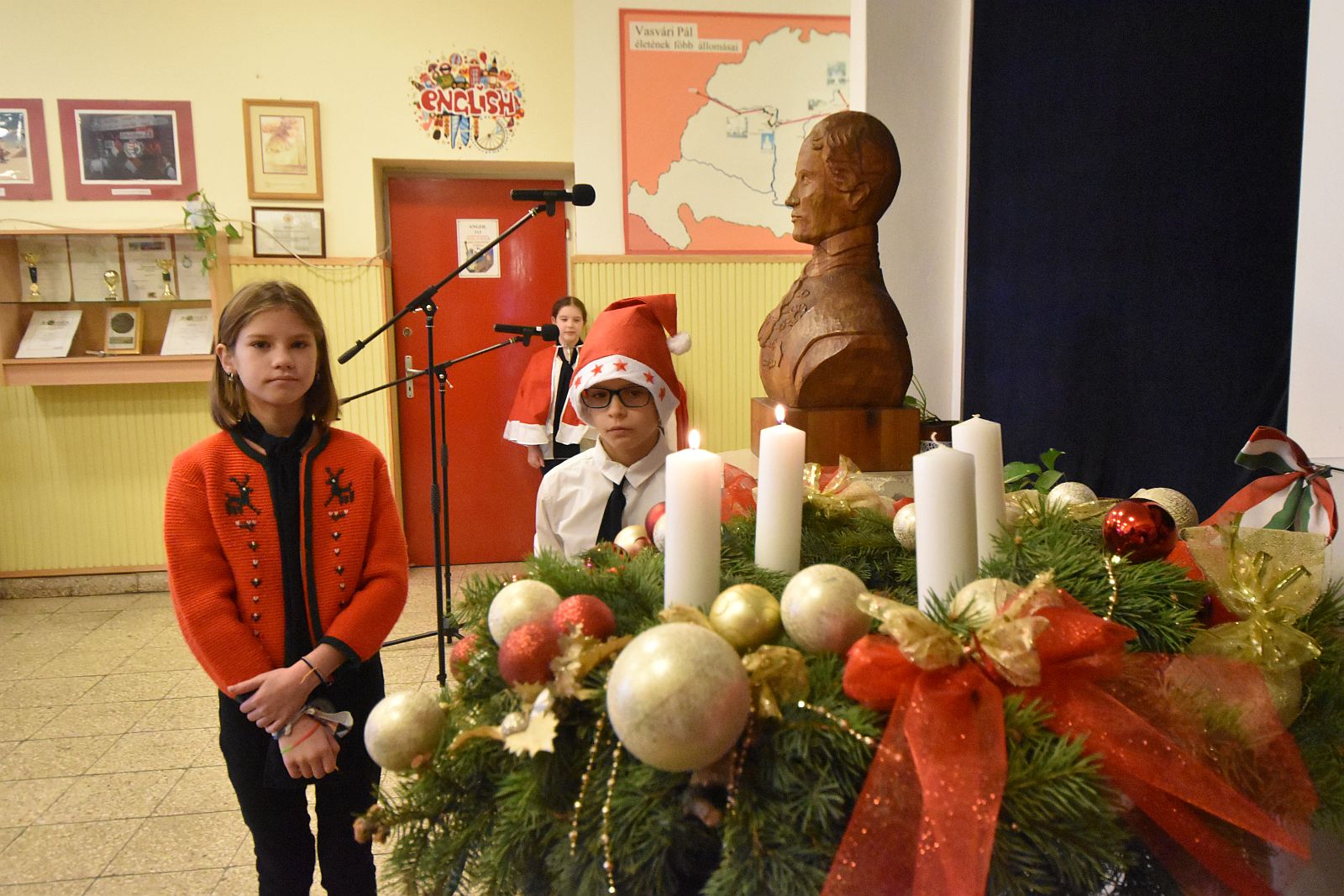 Gyertyagyújtás és szoboravató a Vasvári Pál Általános Iskolában